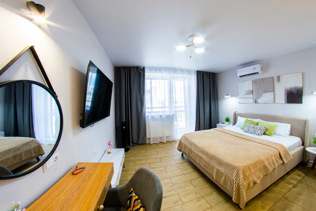 Квартира Современный дизайн и панорамный балкон в студии — аренда посуточно в Омск