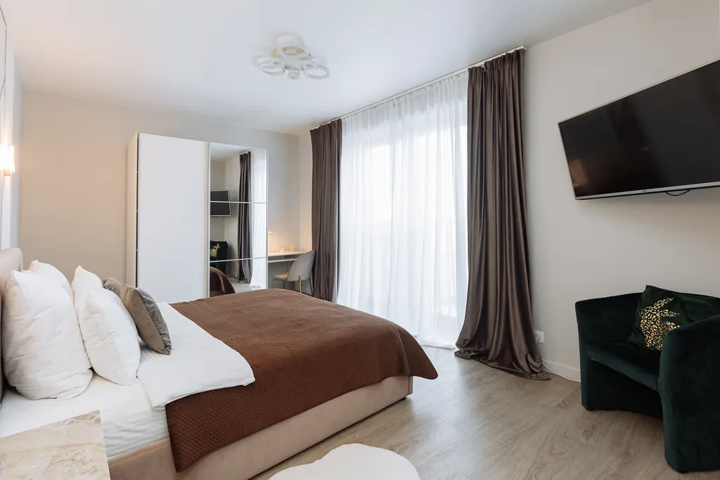 Апартамент с видом на колесо обозрения и море