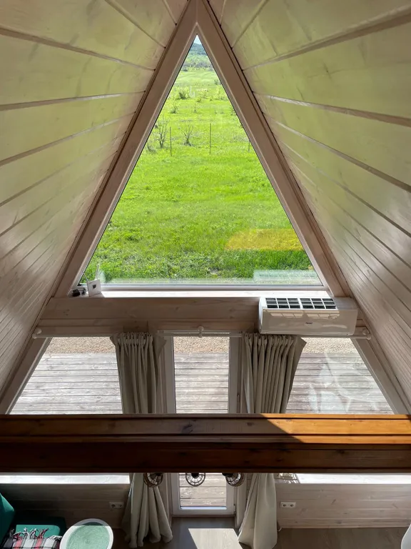 Треугольный домик с видом на горнолыжку