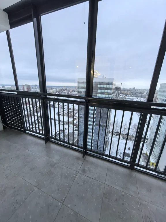 Студия с видом на город