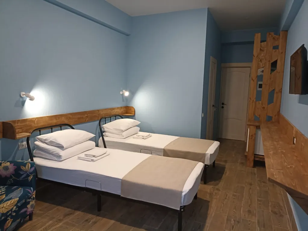 Комфорт с 2 кроватями и балконом с видом на сад