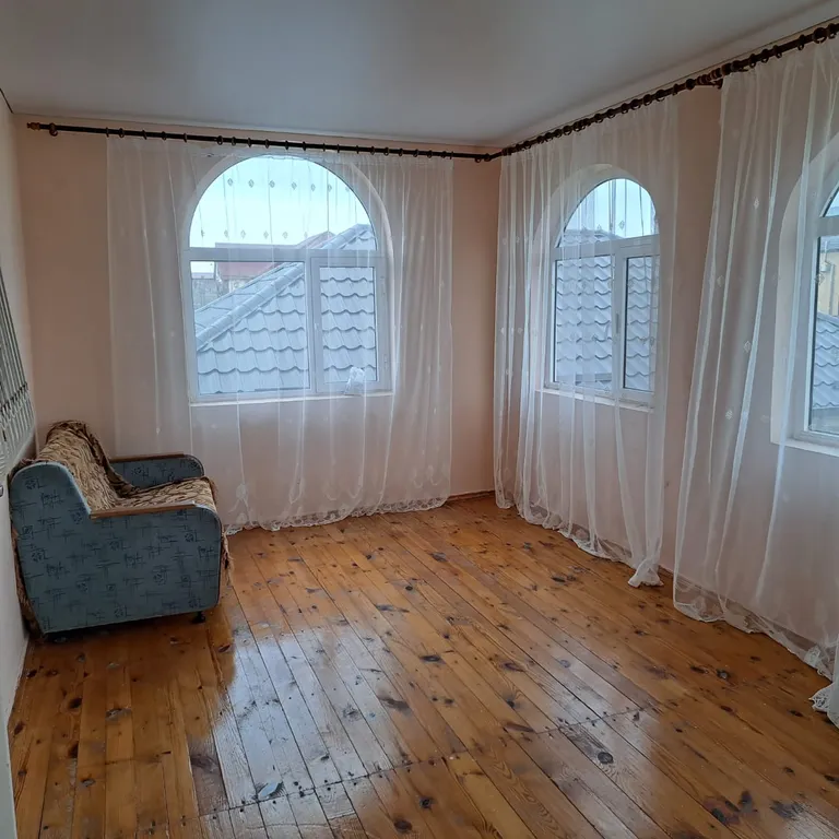 Уютный дом у песчаного берега моря