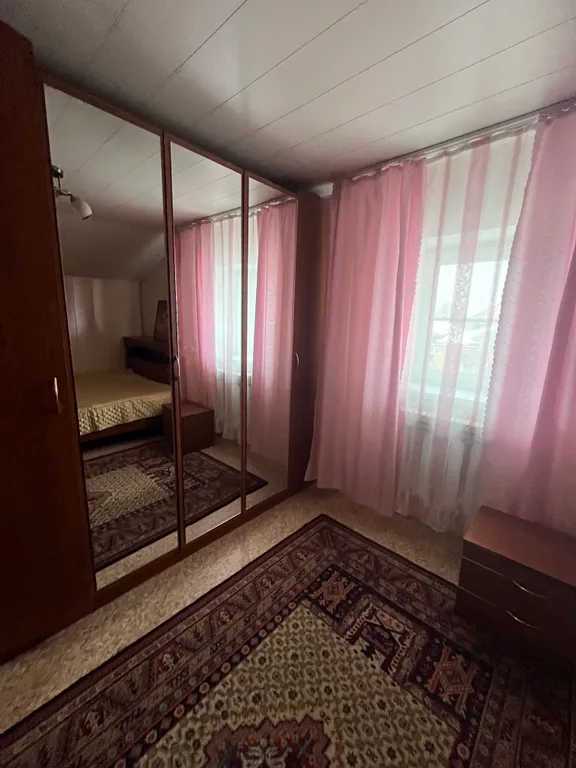 Уютный гостевой дом рядом с красивым, зеленым двором