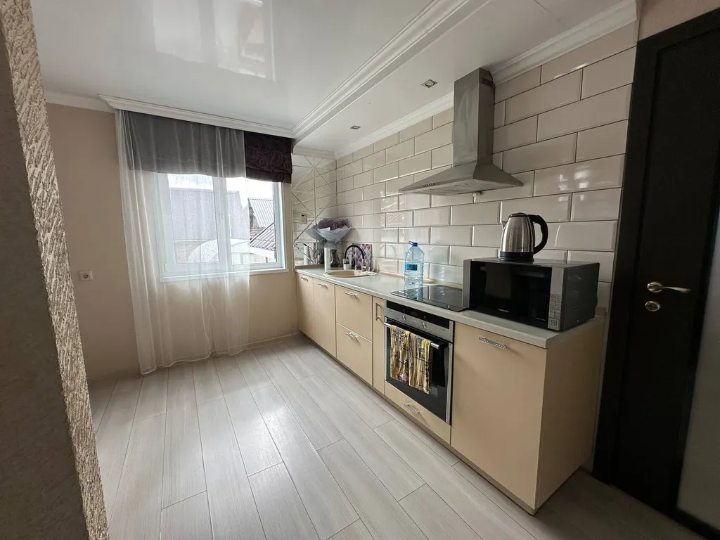 Уютный домик с бассейном в черте города