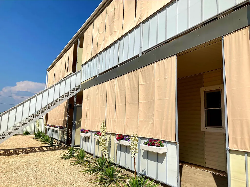 Спальня, кухня с диваном, балкон