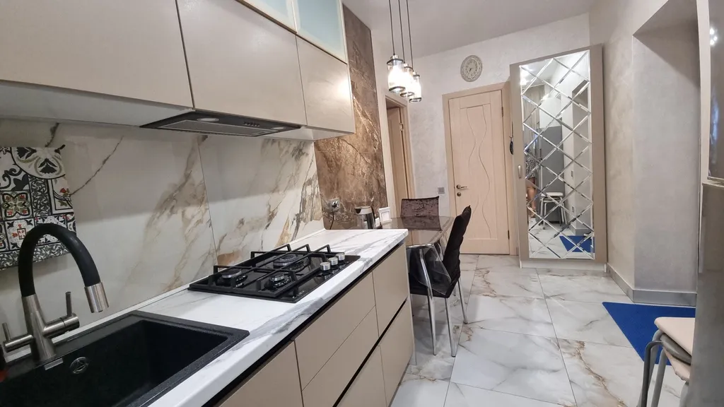 Коттедж с шикарной видовой террасой и шезлонгами