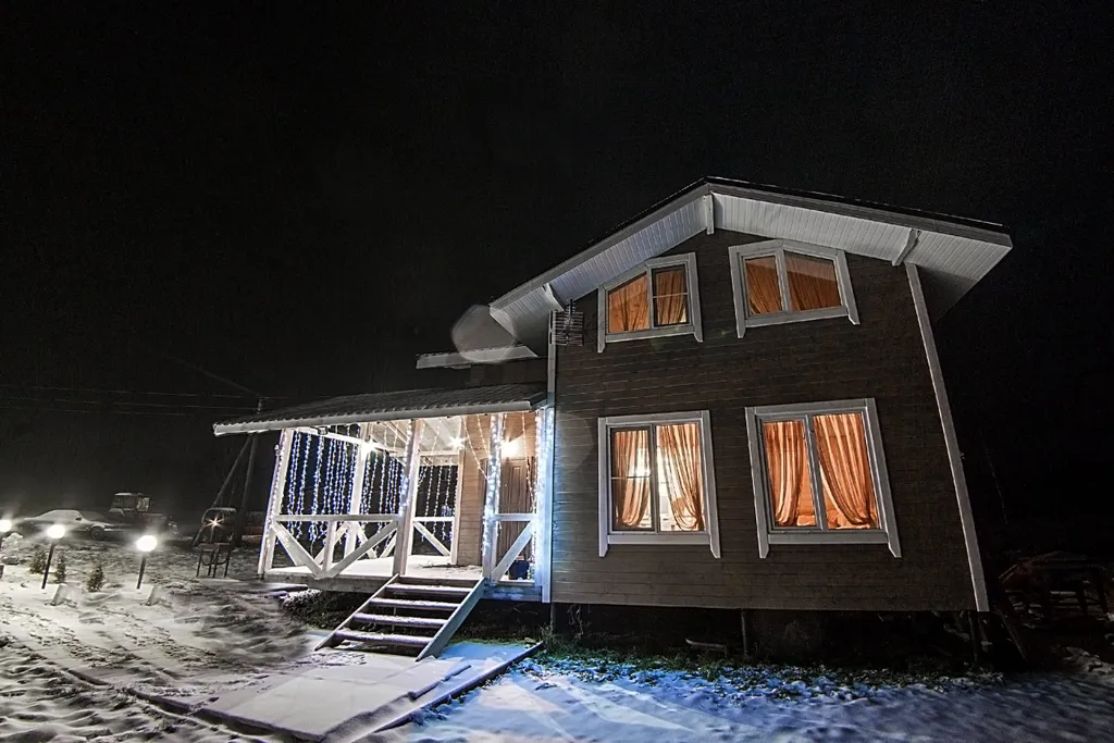 Дом у пруда