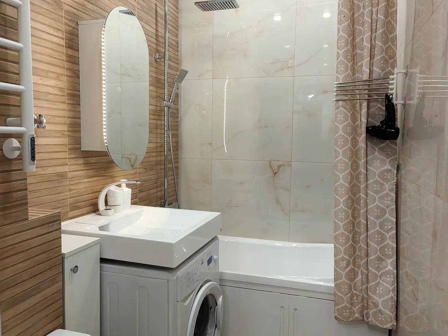 Совмещенная ванная комната с душевой системой Gappo и зеркалом с подсветкой создаст уютную романтичную обстановку