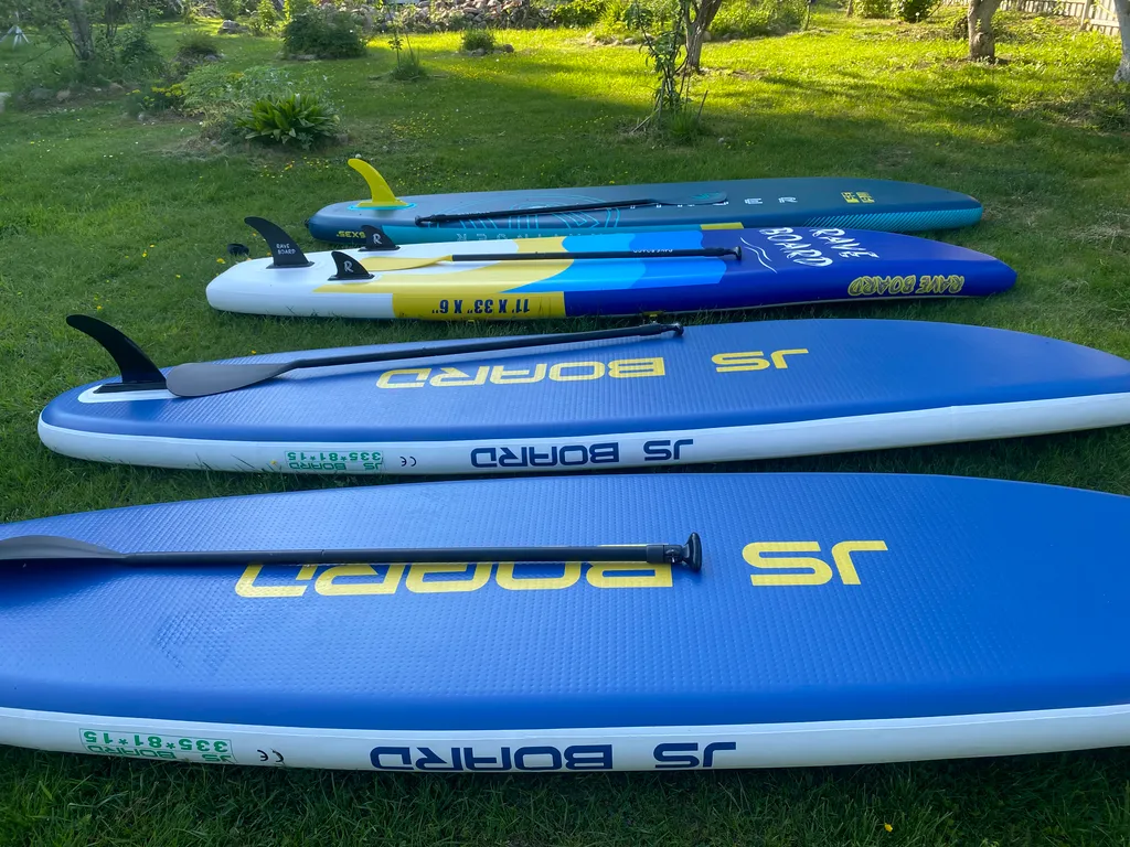 Уютный домик в лесу около реки