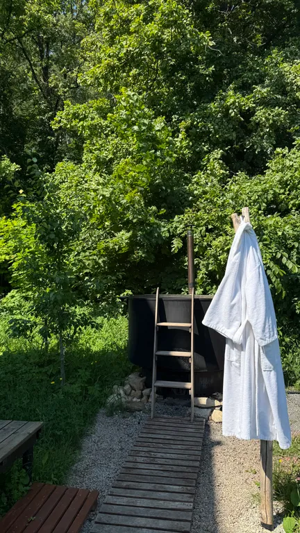 Премиальный дом с дизайнерским камином на дровах в лесу