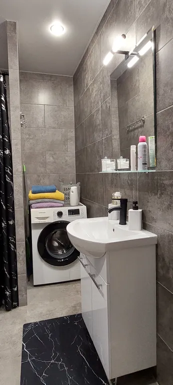 Уютный дом в черте города для комфортного отдыха в лесной местности