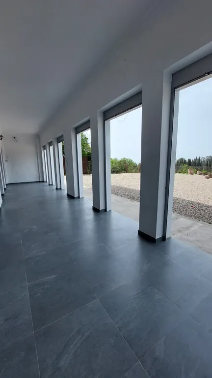 Просторный дом с большим двором в центре