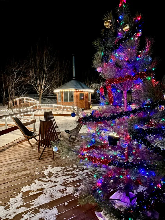 Номер с панорамными окнами и видом на озеро