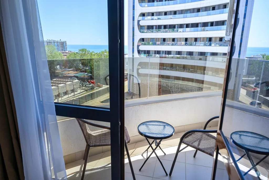 Трехкомнатная квартира у моря с балконом!