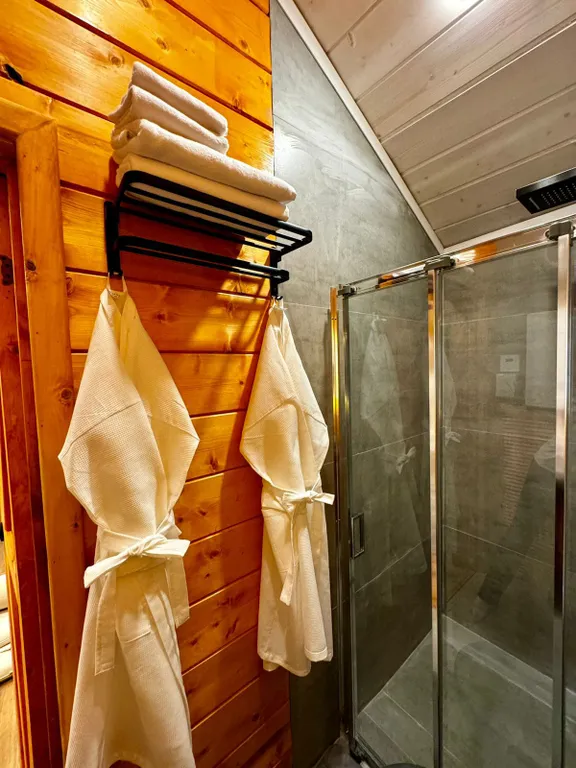 Домик в лесу с пятнистыми оленями и кроликами