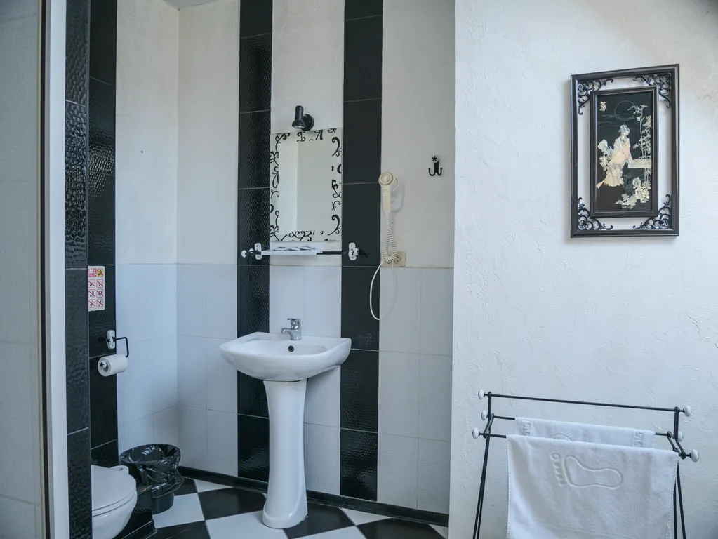 Комната с двумя односпальными кроватями в коттедже