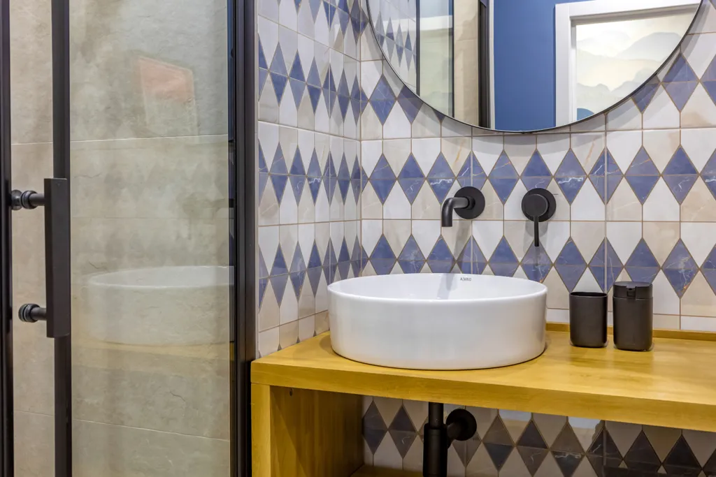 Дизайнерская студия с качелью в центре на набережной