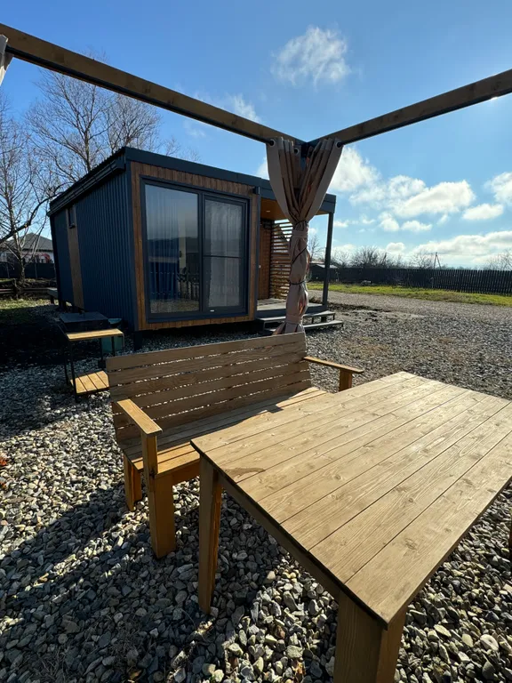 Дом возле озера с 2 террасами и отдельной спальней