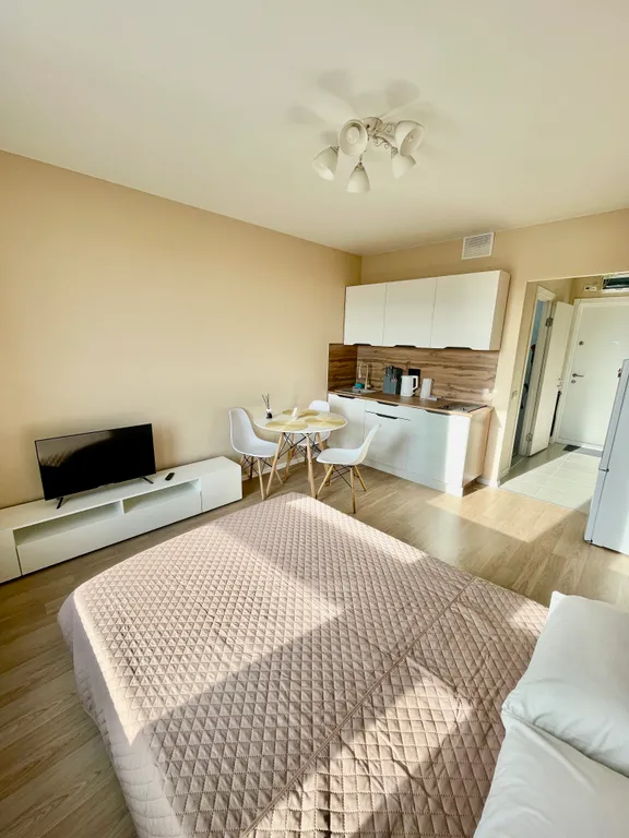 Хороший вид, парк и метро в шаговой доступности.