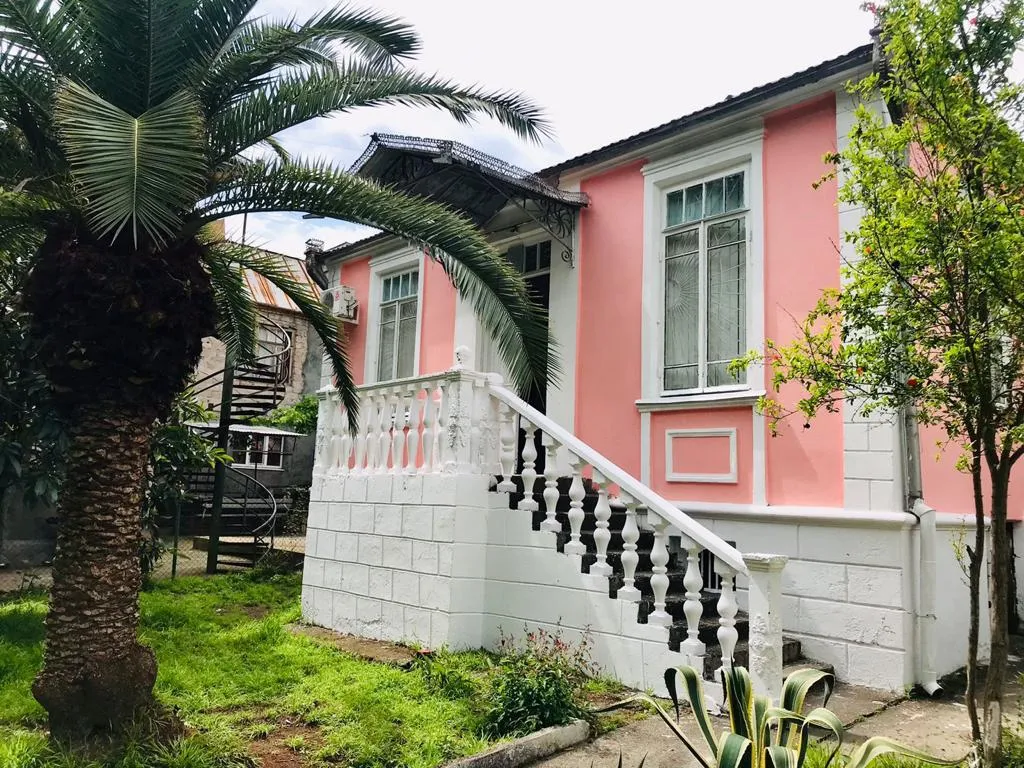 Коттедж Дом в тихом и спокойном районе — Сухум