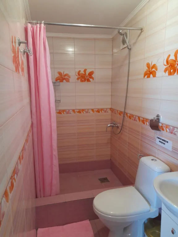 Уютная комната со стоянкой для автомобиля