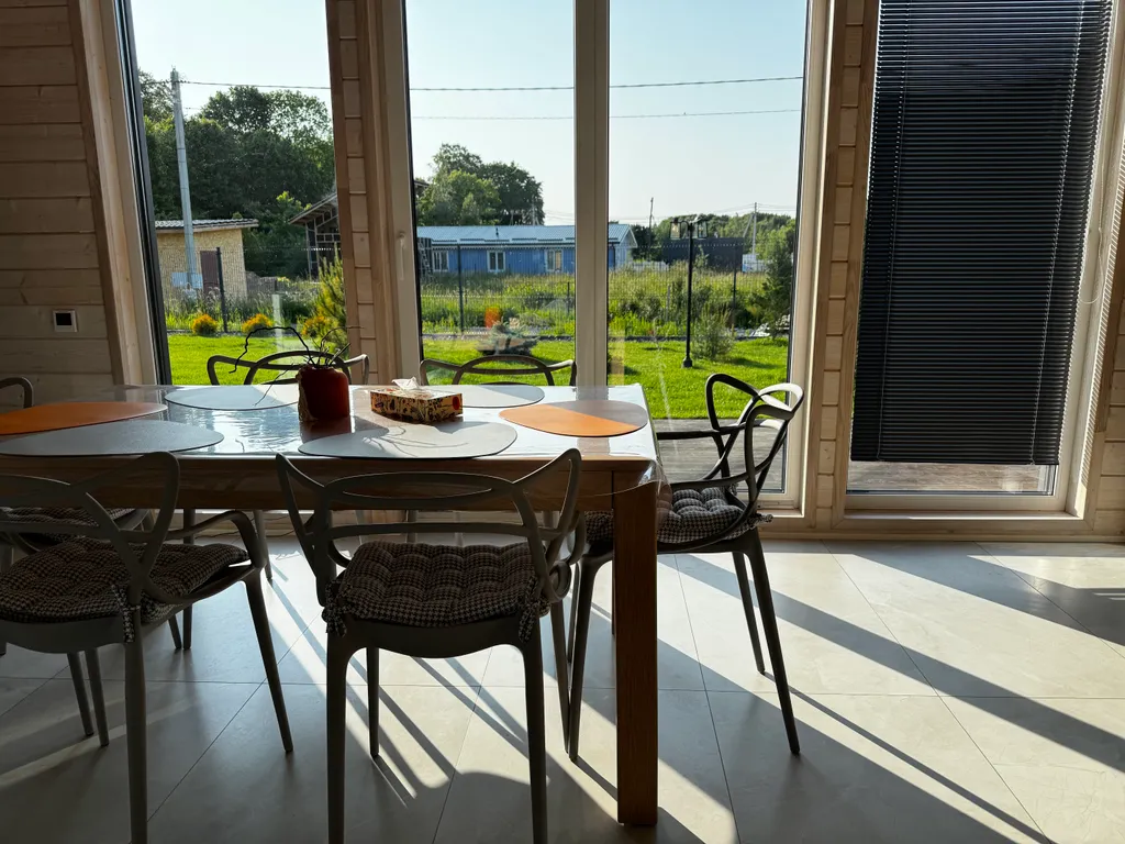 Дом на берегу озера и моря