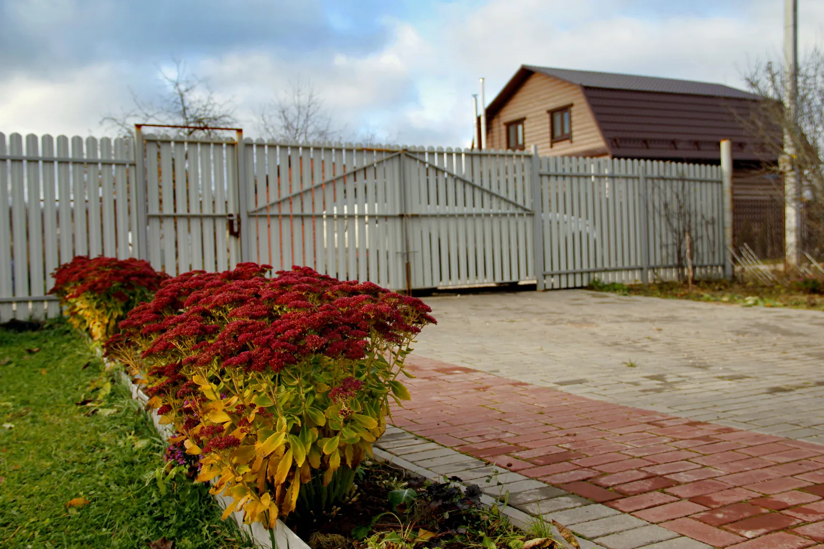 Въездные ворота. Парковка.