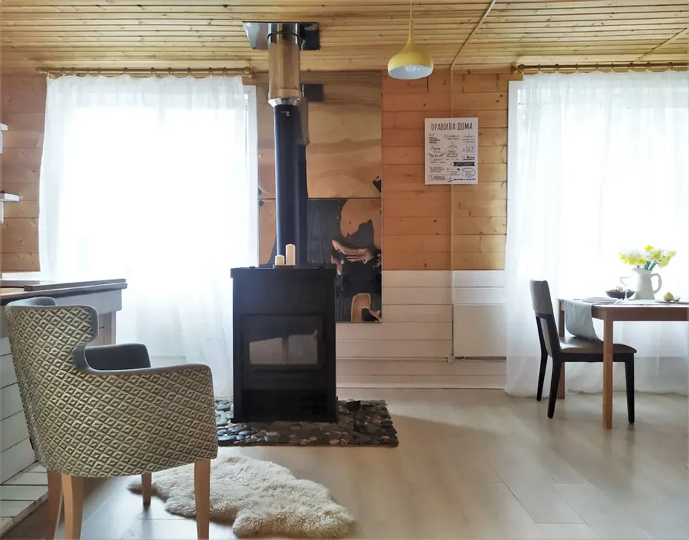 Дом с камином и с большим фруктовым садом