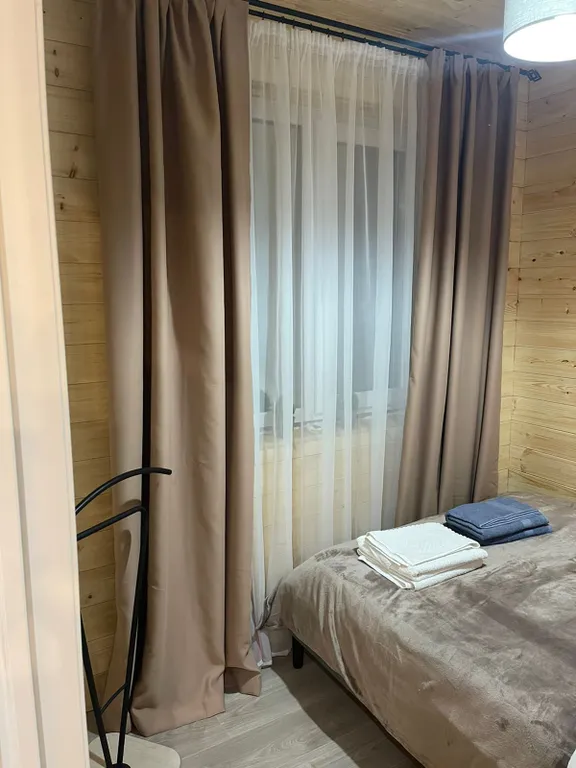 Шале на берегу реки с банным чаном и дровяной баней