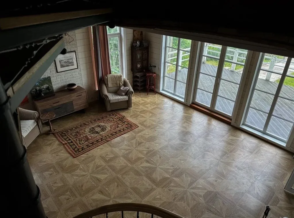 Усадебный дом с видом на реку, берег с мостками и рыбной ловлей