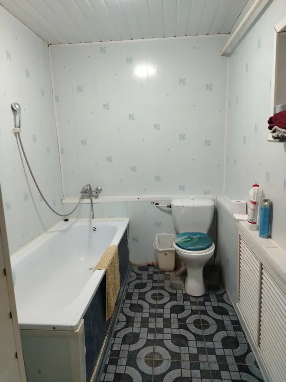 Дом недалеко от центра, во дворе беседка для отдыха