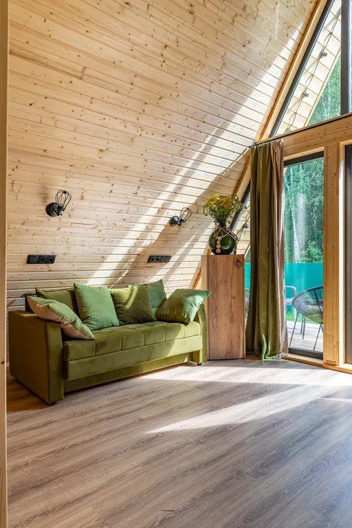 Дом шалаш в окружении леса рядом с озером