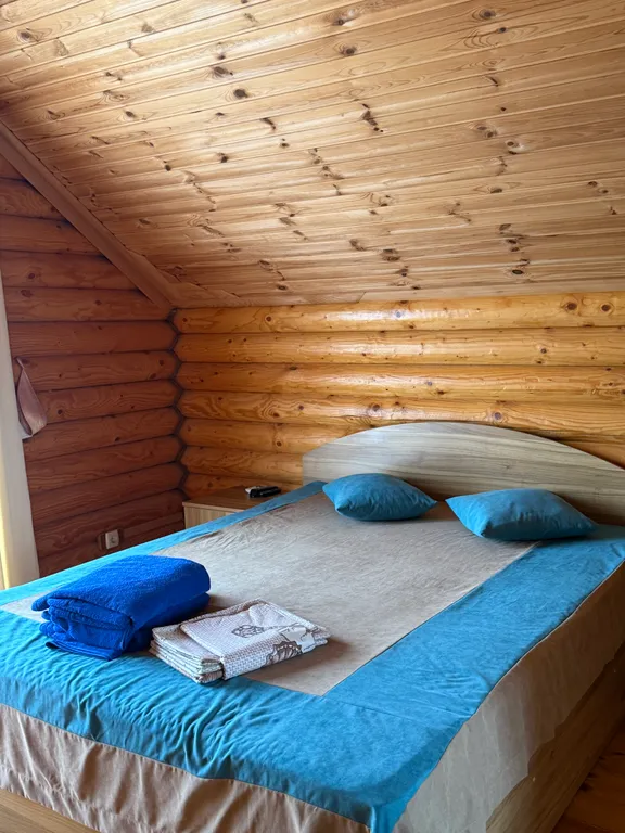 Деревянный домик возле моря