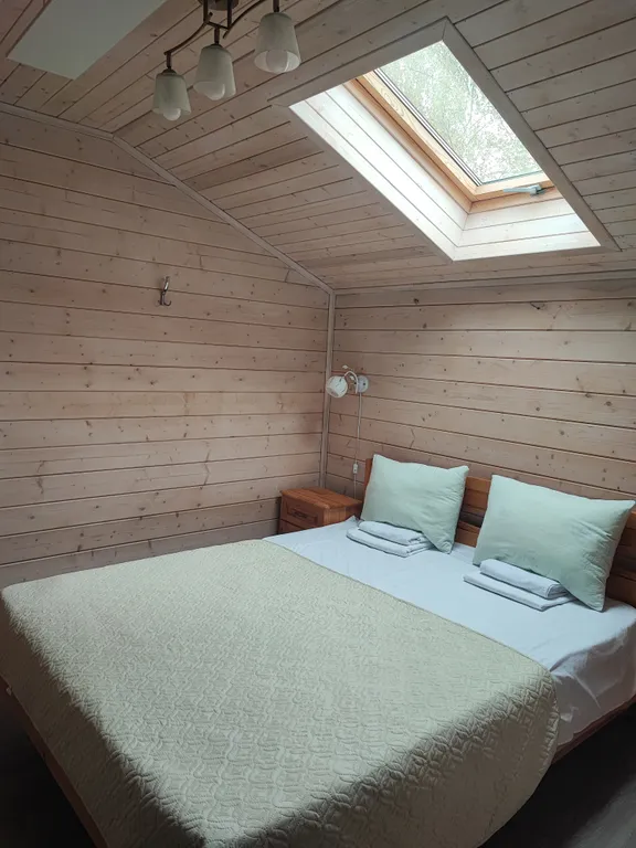 Просторный деревянный коттедж, половина дома, 2 этажа 1П