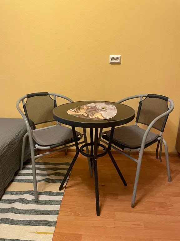 Уютная современная студия с видом на город