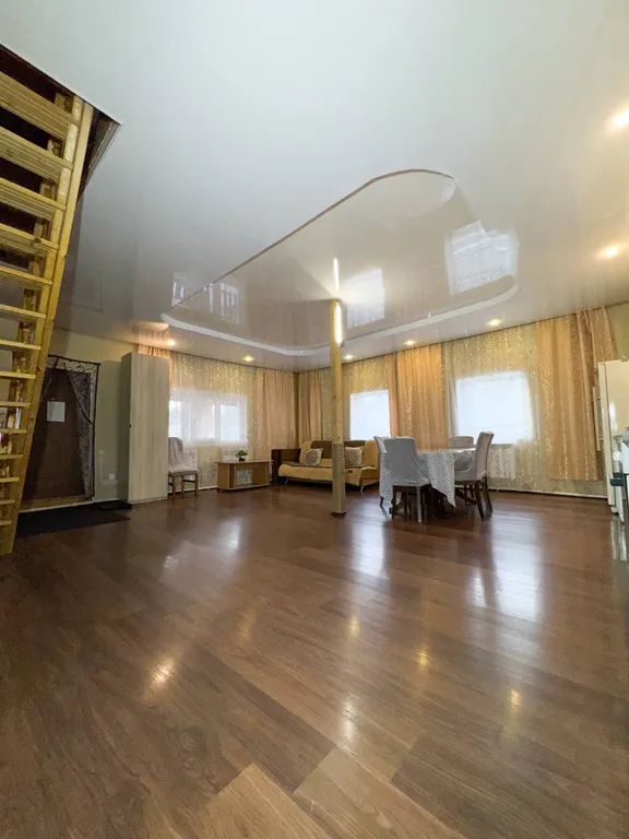 Дом в 3 минутах от источника.
Бесплатная парковка.
Большая кухня.