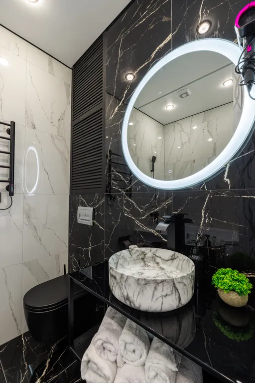 Уютная кино-студия с проектором и большой ванной