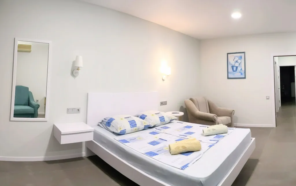 Современный семейный номер с видом на море