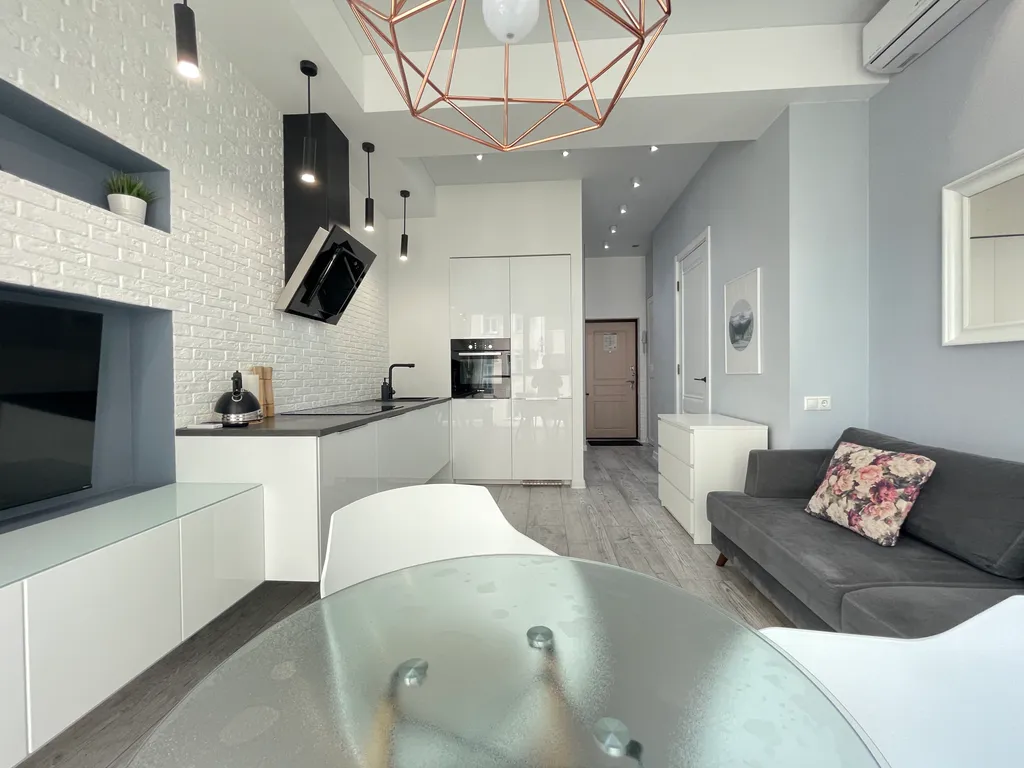 Красивая однокомнатная квартира с балконом на первой линии у моря