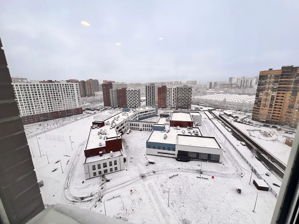 Светлая евро-двушка с горным пейзажем от художника