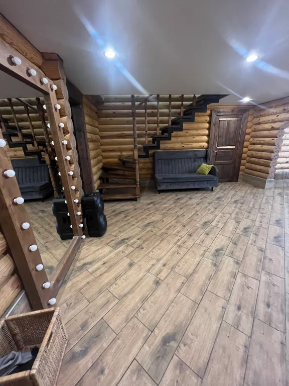 Деревянный дом с бассейном