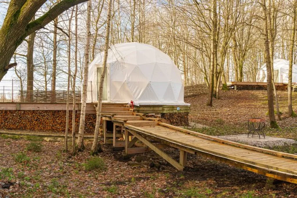 Глэмпинг сфера для семьи у озера