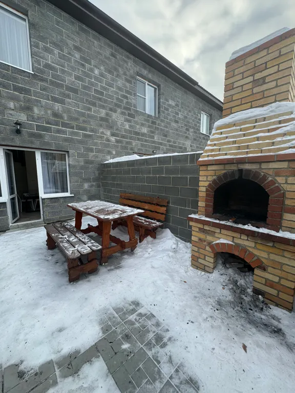 Уютное бунгало на зеленой поляне