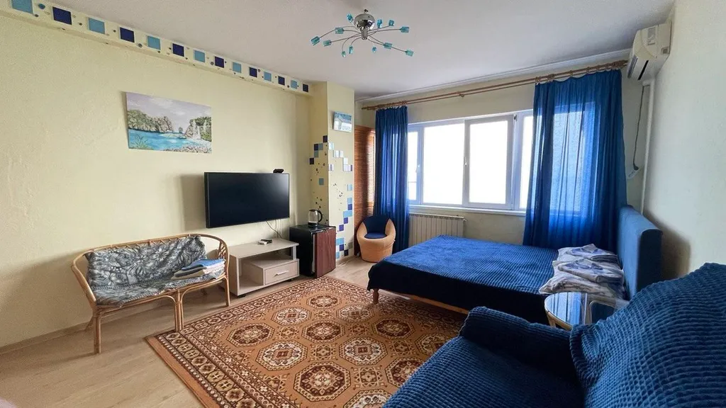 Эллинг на берегу и видом на моря