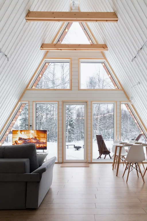 Уютный дом шалаш в лесу