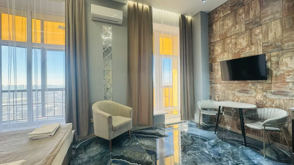 Студия скай класса в стиле модерн с панорамным видом на город