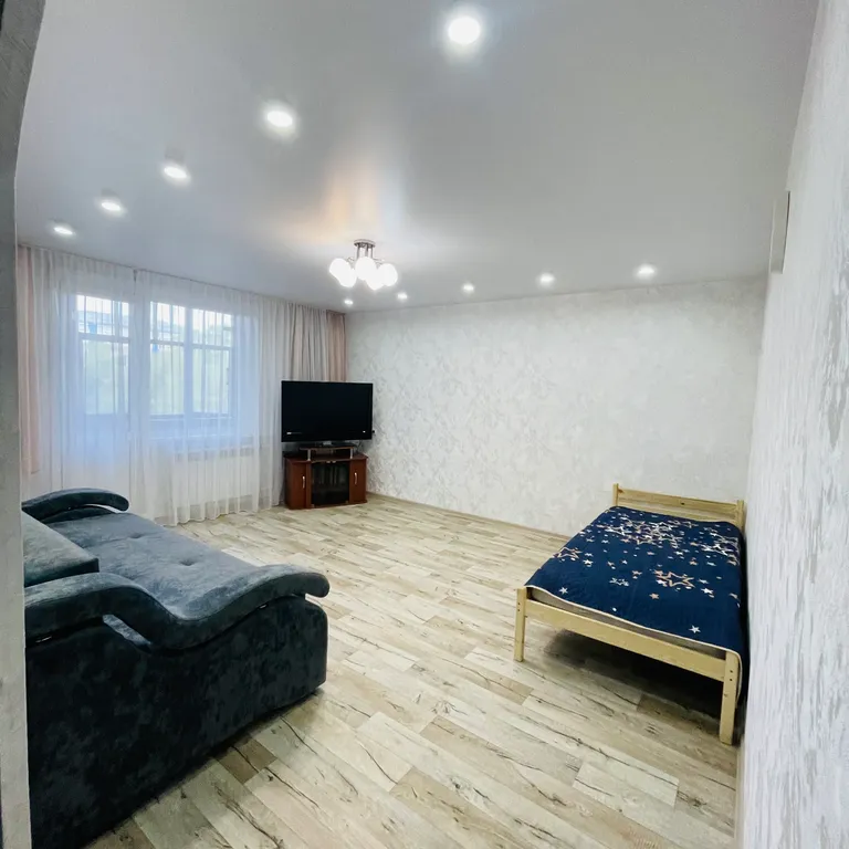 Просторная однокомнатная квартира с лоджией рядом с озером