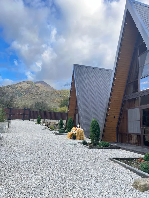 А-фрейм дом с видом на на горы