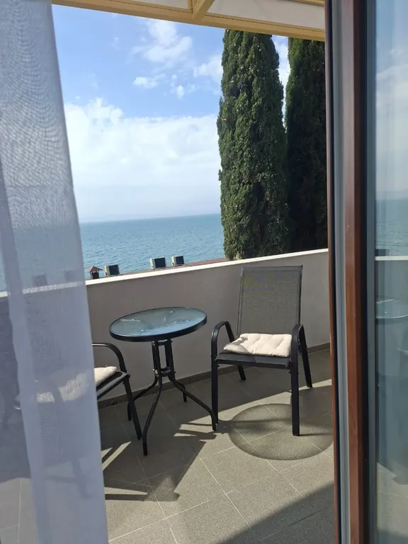 Видовые апартаменты-студия на 1-ой береговой