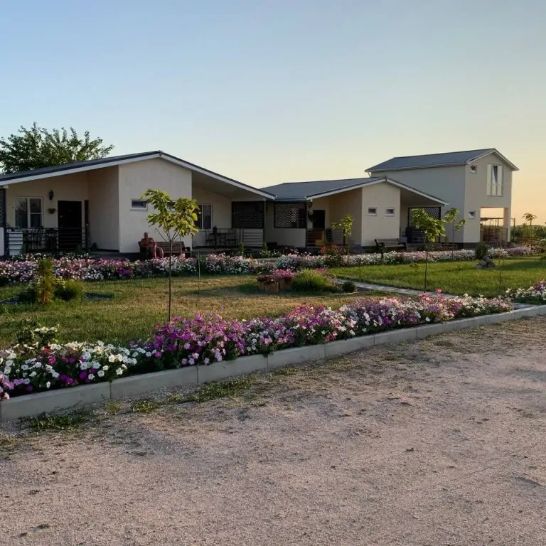 Домик у пруда рядом с Азовским морем